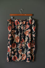 Load image into Gallery viewer, Rusty floral knee skirt
